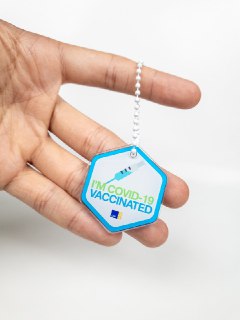 Команда CCCV упростила идентификацию вакцинированных членов с помощью физического значка
