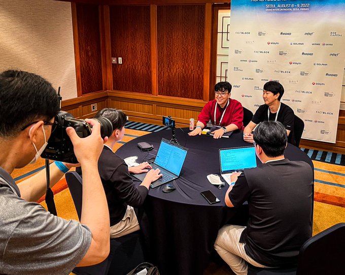 Аллан Ким, генеральный директор Blocko, и Хоукул Сок, директор по информационной безопасности AERGO, дают интервью для прессы на KBWOfficial